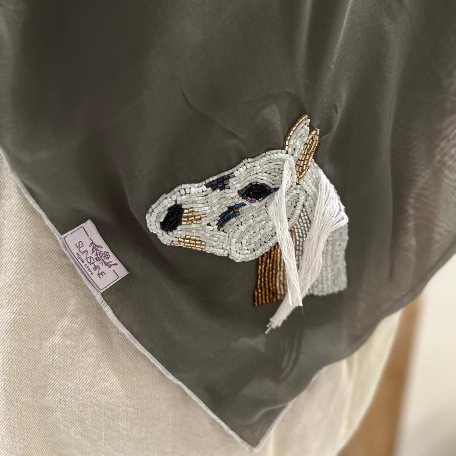 طرحه بوال زيتي بتطريز الخيل ( تطريز يدوي بالفصوص )