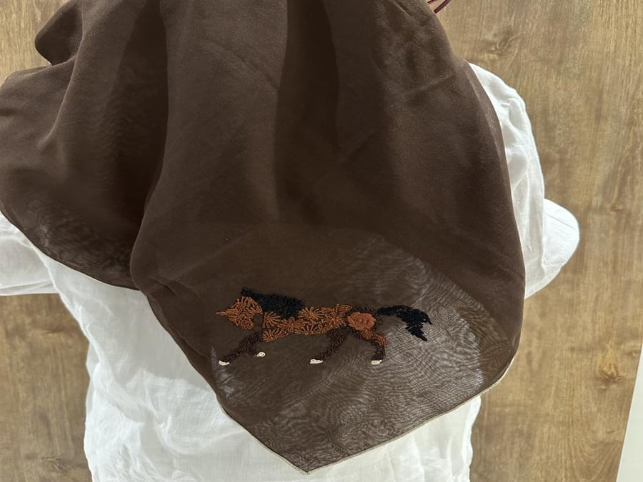 طرحه بوال بُنّي بتطريز الخيل ( تطريز يدوي بالخيوط )