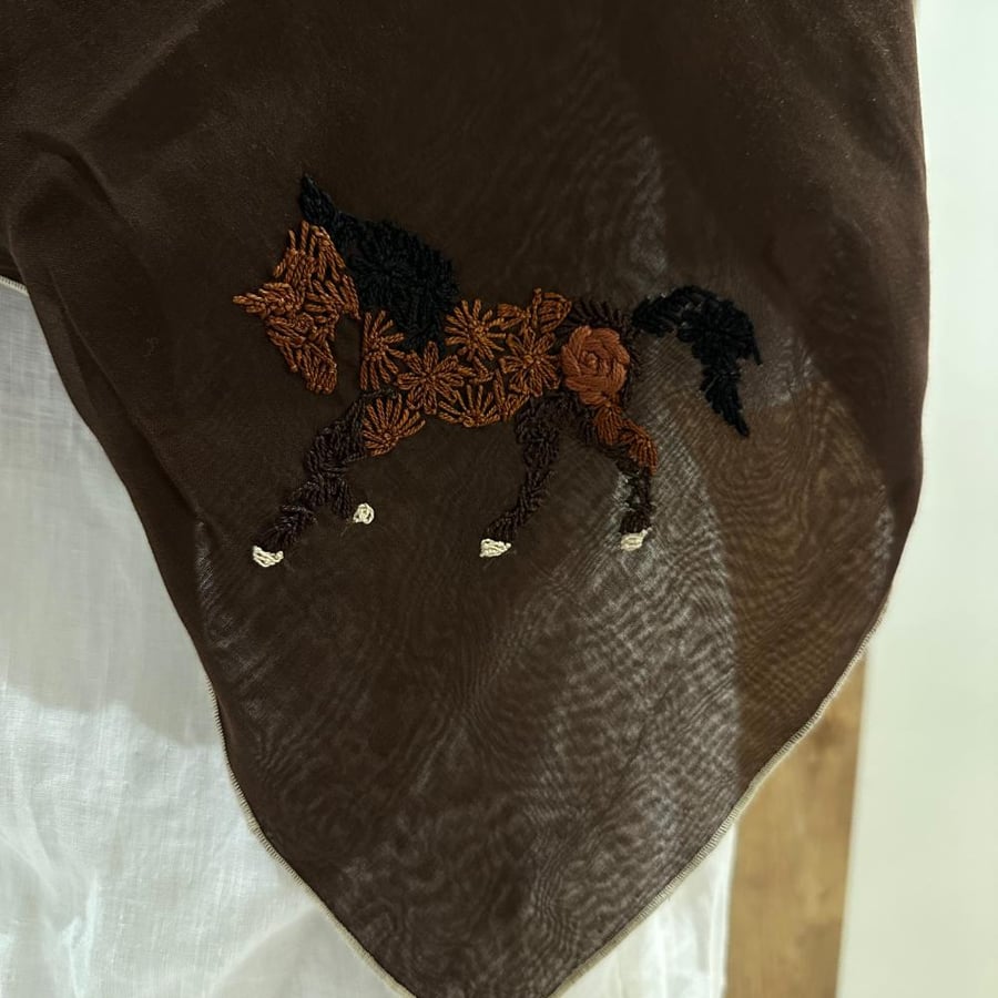 طرحه بوال بُنّي بتطريز الخيل ( تطريز يدوي بالخيوط )