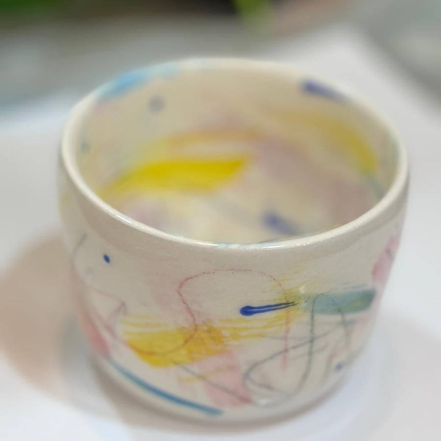 كوب يدوي برسومات عشوائية