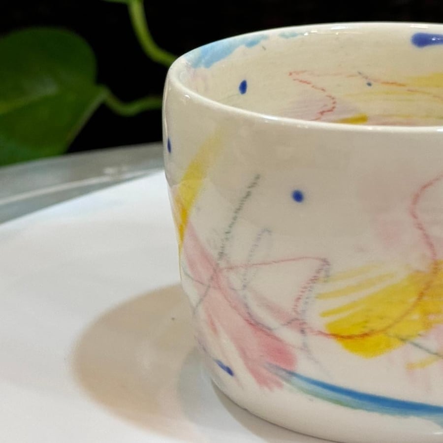 كوب يدوي برسومات عشوائية