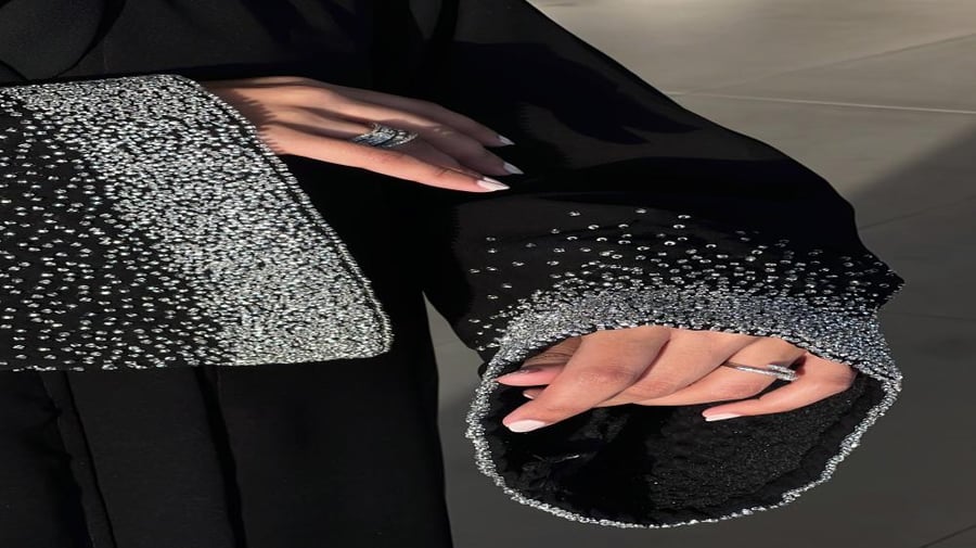 عباية كريب خفيفة و أنيقة لإطلالة مريحة و راقية لذوق رفيع