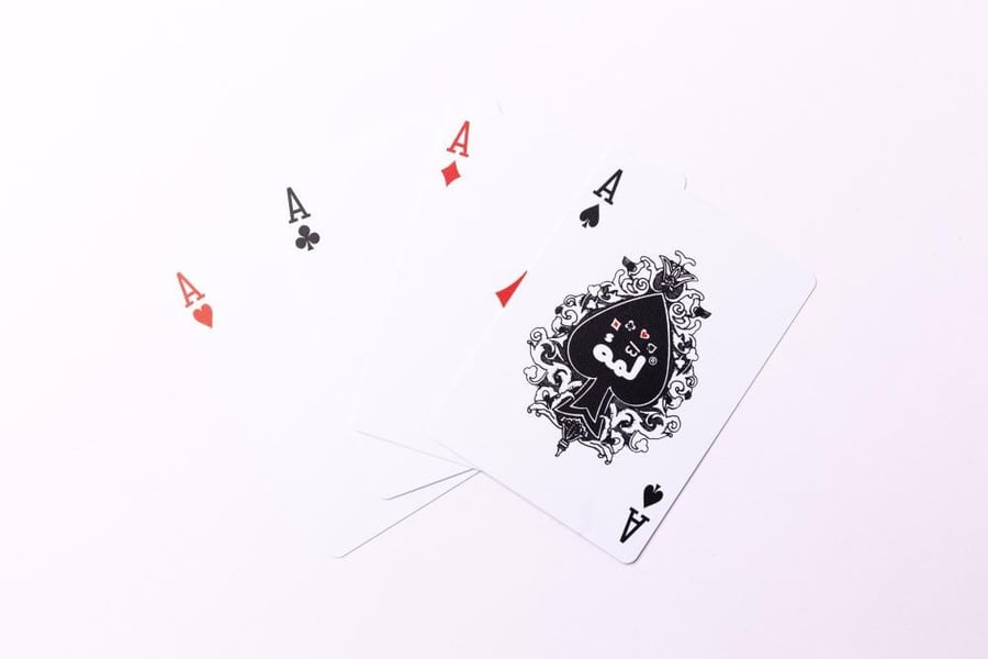 ورق لعب  ابيض