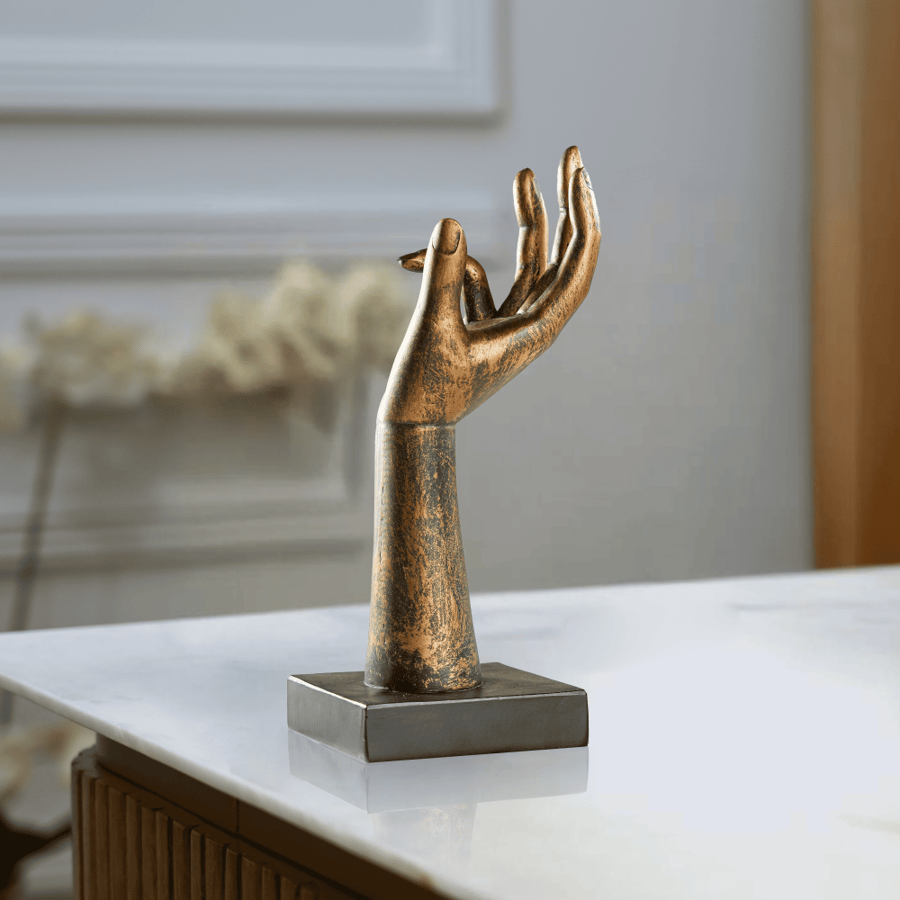 قاعدة يد مطلية بماء الذهب