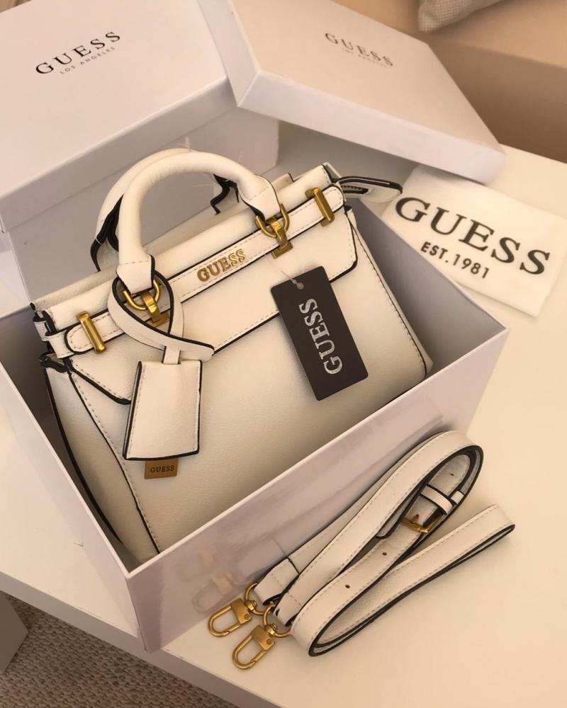 A high-quality Jais bag with its accessories