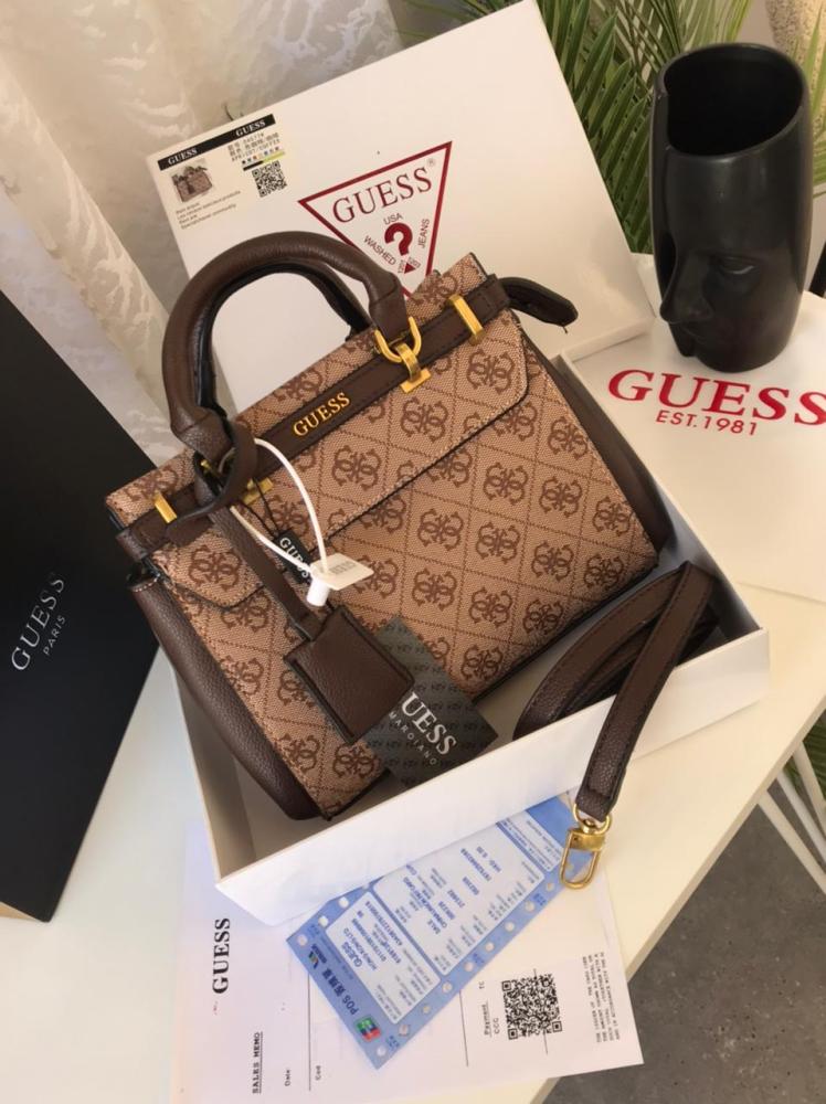 A high-quality Jais bag with its accessories