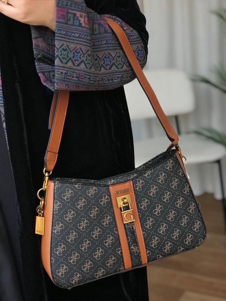 Genuine high-quality bag with its accessories