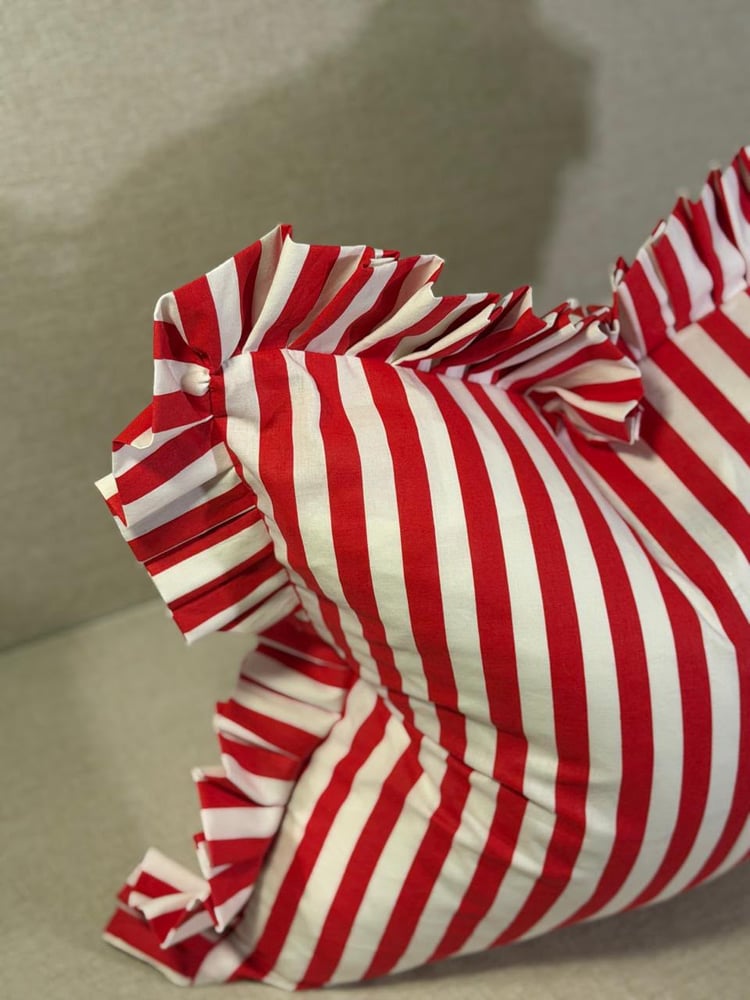 غطاء وسادة Red Stripe Ruffle