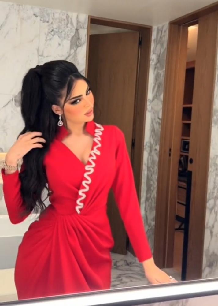فستان باربي لون احمر