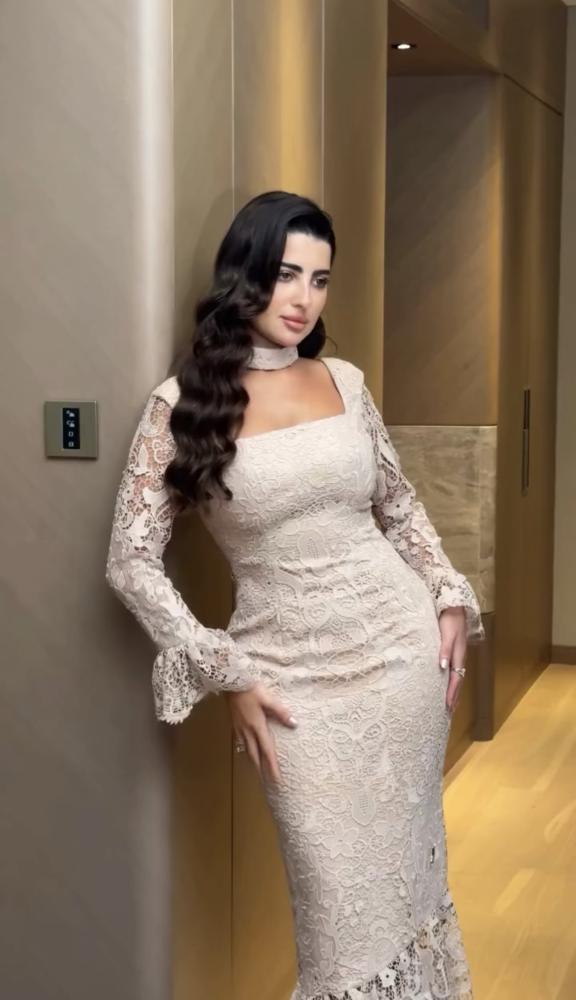 فستان دانتيل اببض