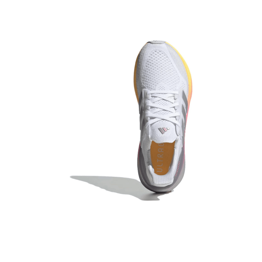 أديداس ألترا بوست 5 – أبيض × لوسيد بينك | حذاء جري للجنسين