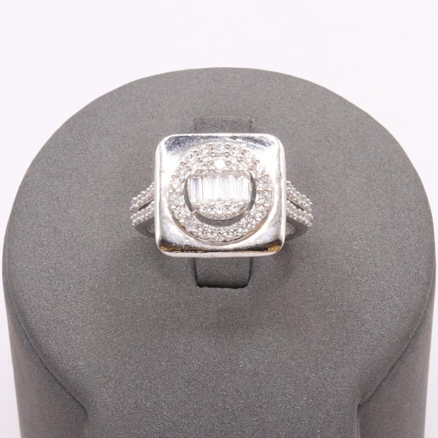 Elegant white gold ring