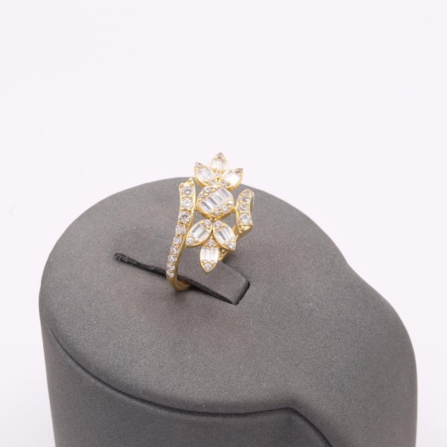 Eye-catching gold ring