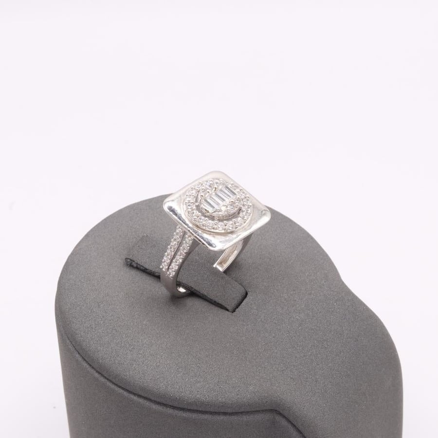 Elegant white gold ring