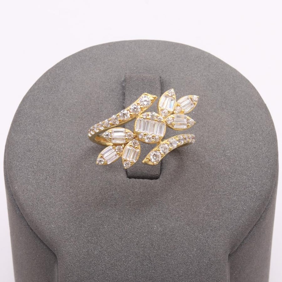 Eye-catching gold ring