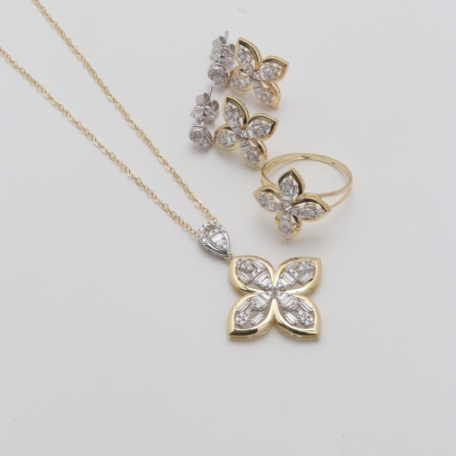 A luxurious half gold set