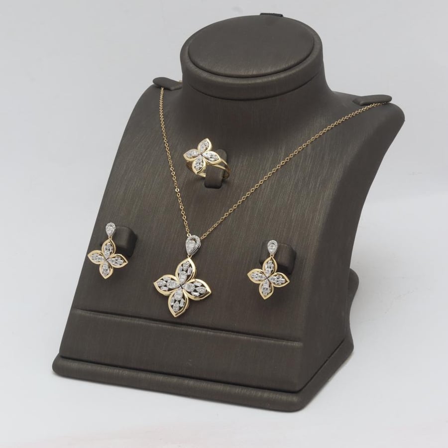 A luxurious half gold set