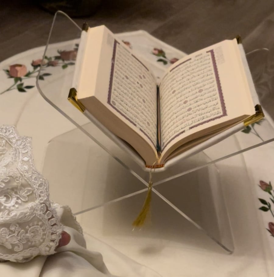 حامل مصحف أكريليك شفاف