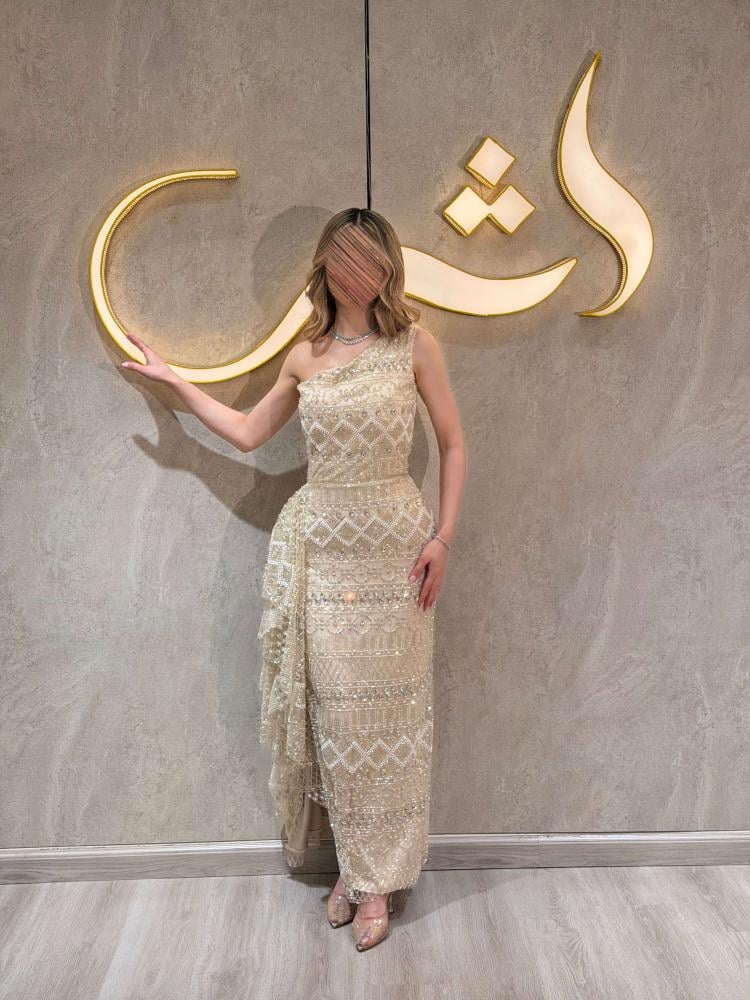 فستان بوني / نعومة البيج تتزين بفخامة التطريز