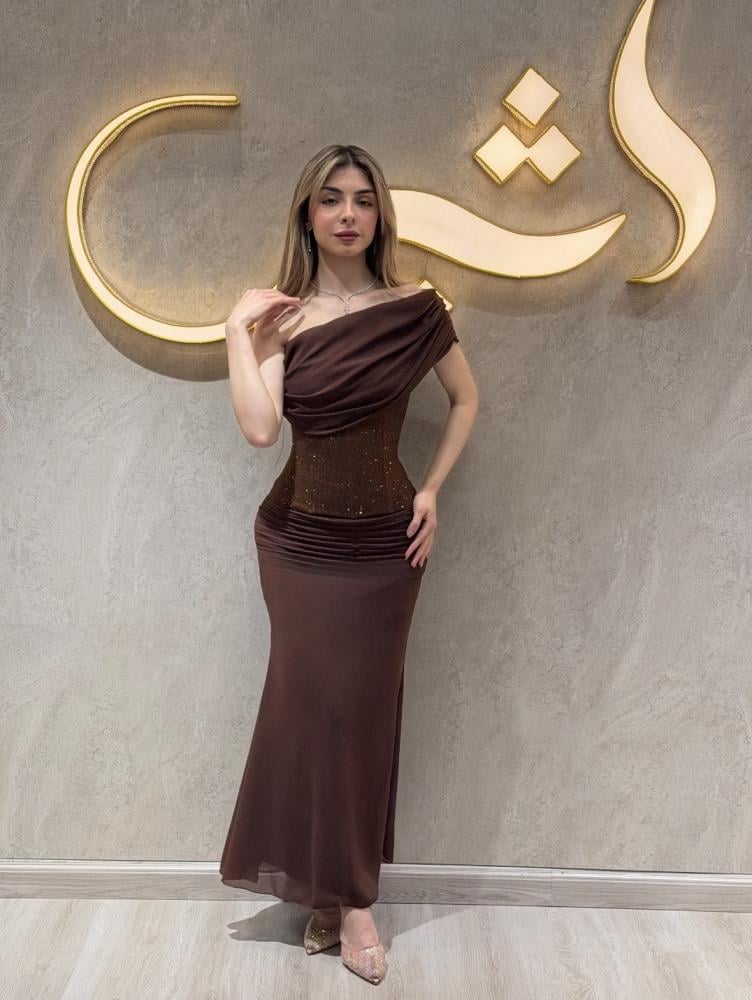 فستان سهرة بني شيفون وشبك لامع بكتف واحد | فستان فالانتينا
