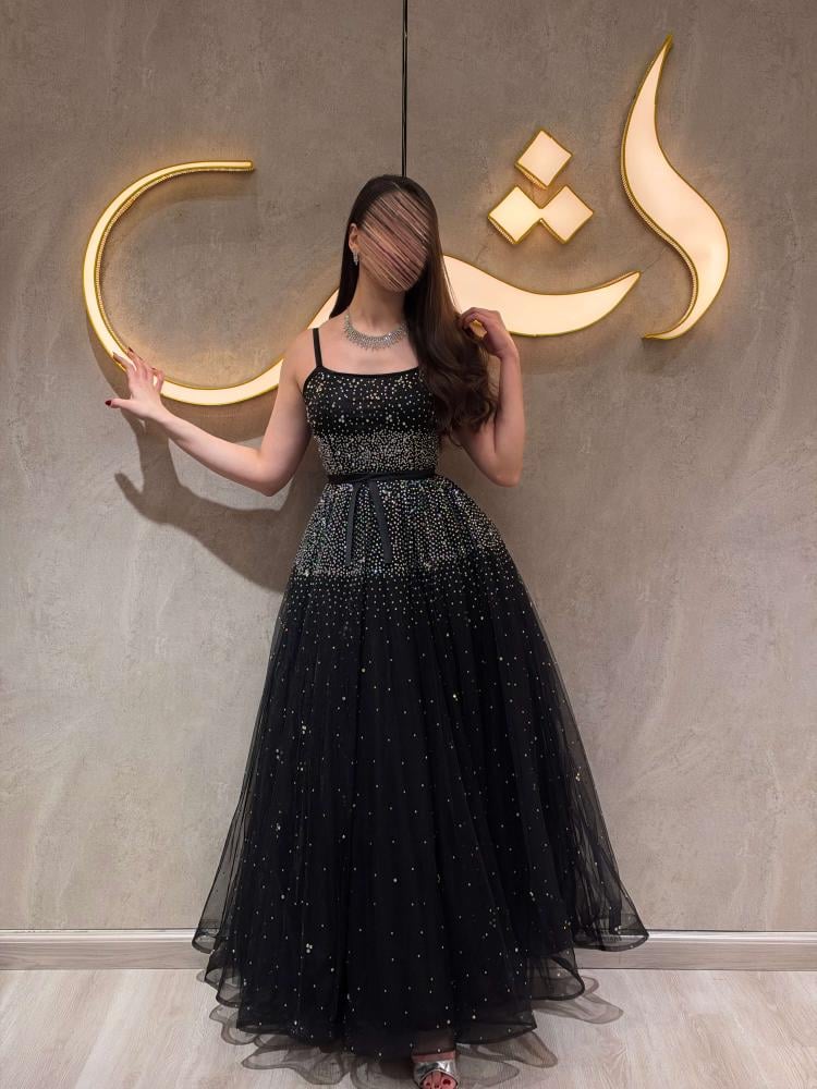 فستان بيرفين / فصوص فضية تتلألأ فوق التول الأسود