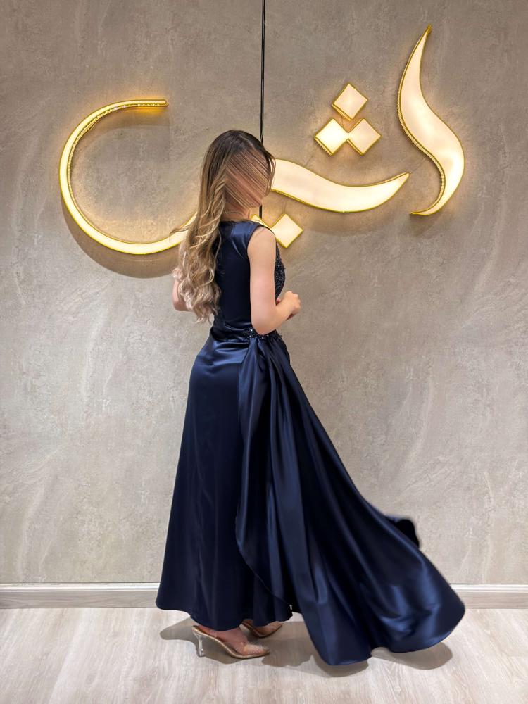 فستان بياتا / عمق الكحلي يتوّج بفخامة التفتة