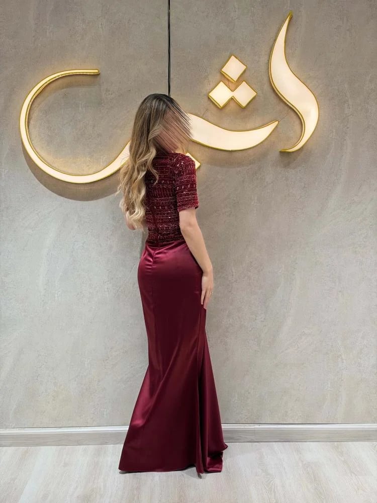 فستان ايفرين / تطريز الكريستال والخرز ينساب على التفتة بأناقة
