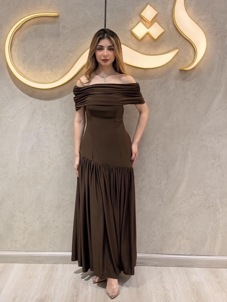فستان كناد | بني ناعم بكسرات وفتحة جانبية