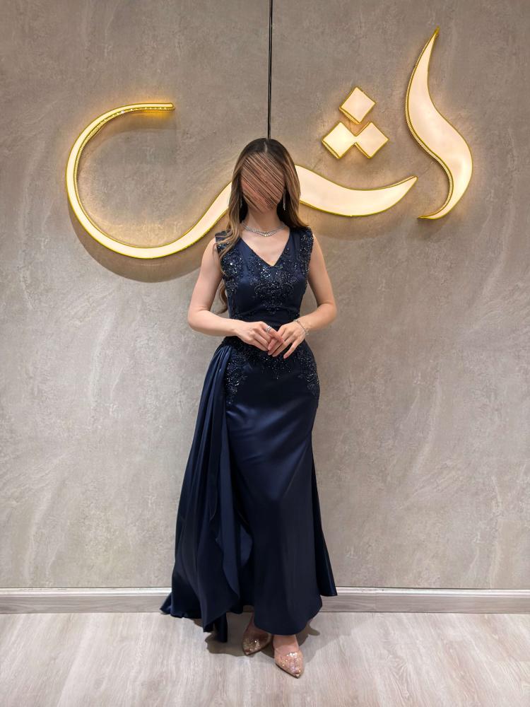 فستان بياتا / عمق الكحلي يتوّج بفخامة التفتة