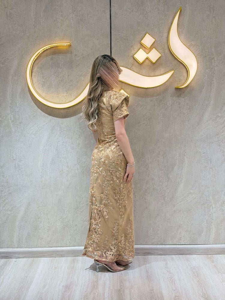 فستان دافني / هدوء البيج يتفتح بتفاصيل الورد