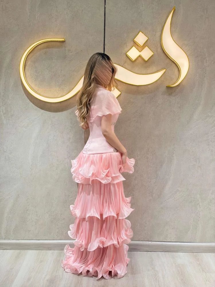فستان شيار / تصميم تتناغم فيه ثنيات البليسيا مع بريق التطريز