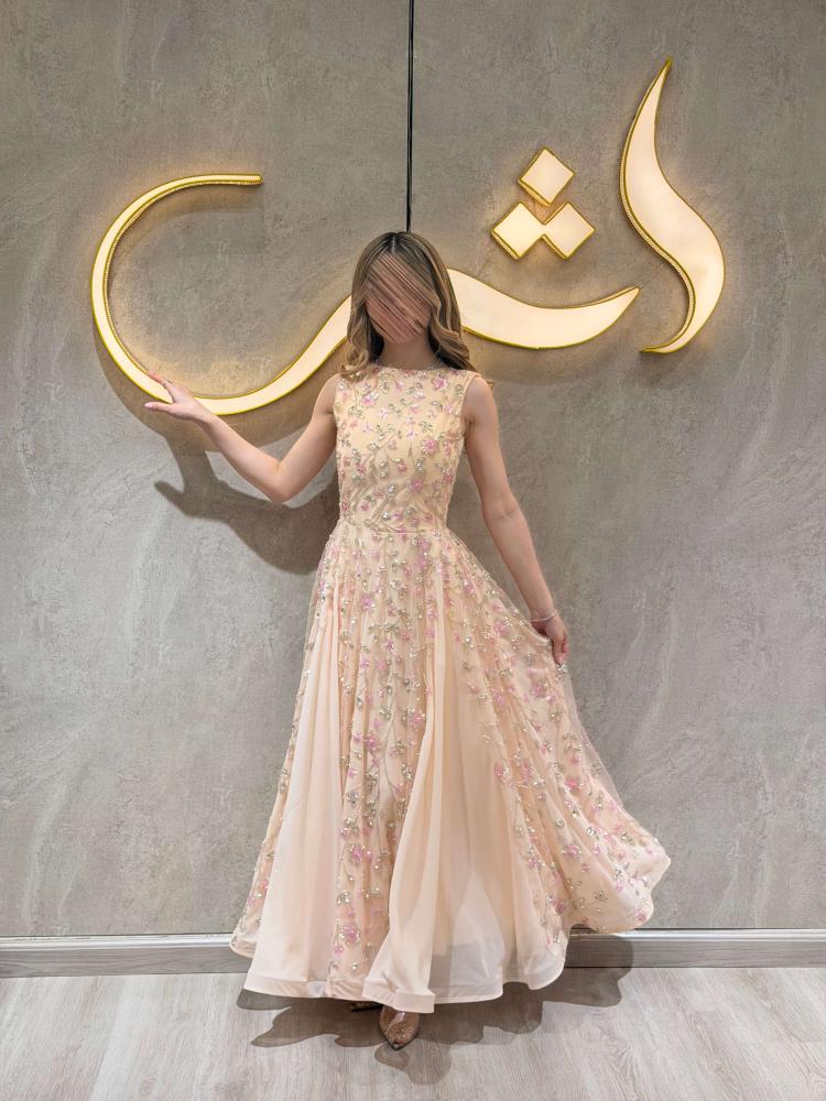 فستان روشان / بريق الكرستال ينساب بنعومة الكريمي