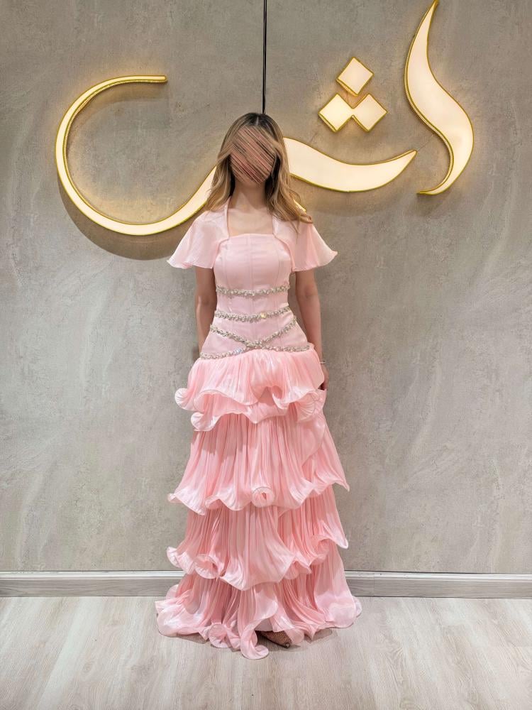 فستان شيار / تصميم تتناغم فيه ثنيات البليسيا مع بريق التطريز