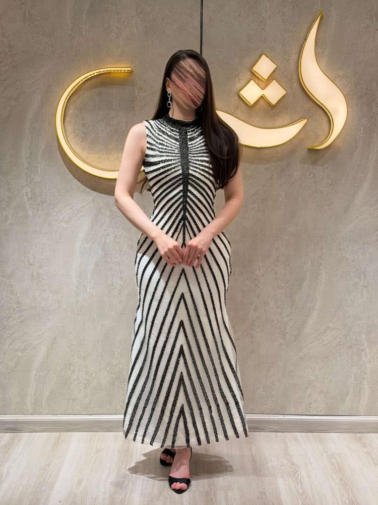 فستات زيلا / تباين الأسود والأبيض يتوّج ببريق الخرز