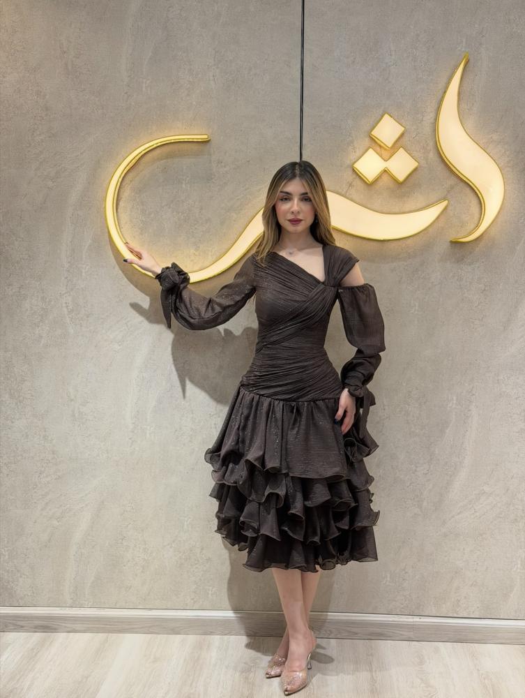 فستان مروج بني قصير جازار وكسرات ملفته