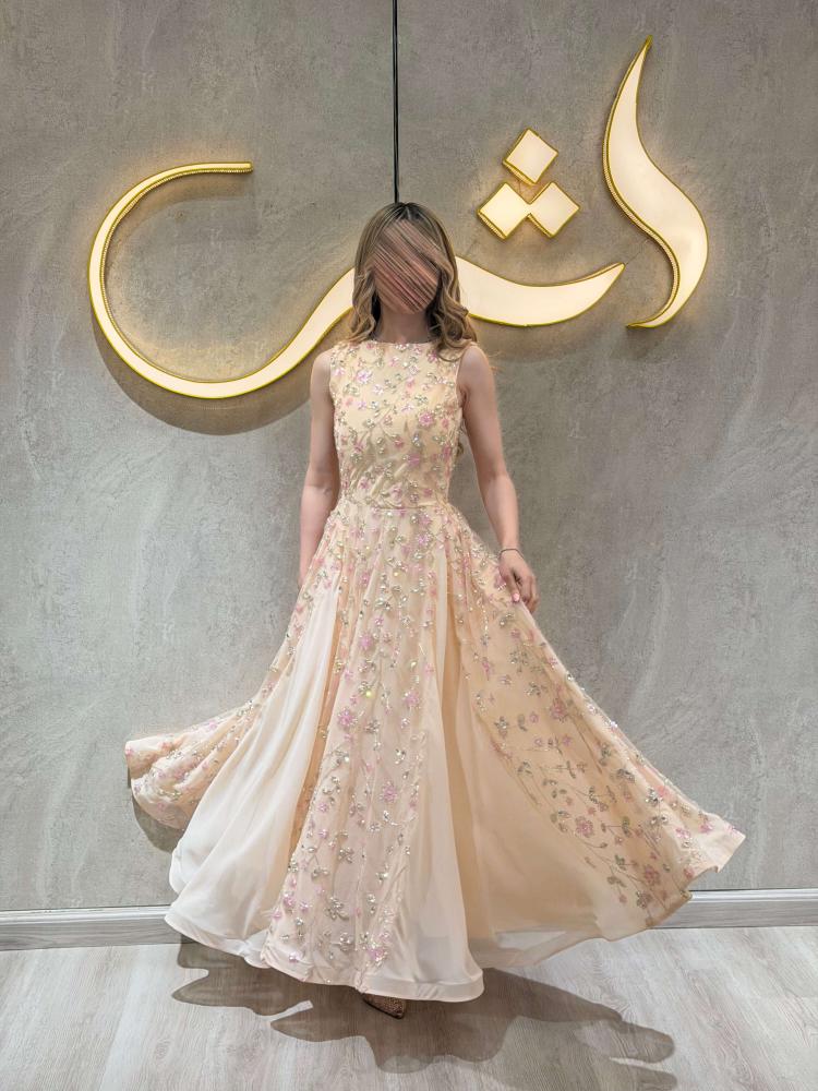 فستان روشان / بريق الكرستال ينساب بنعومة الكريمي