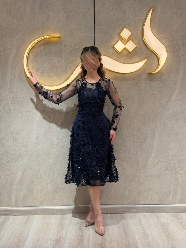 فستان نيرا / أناقة الكحلي وسحر الورود