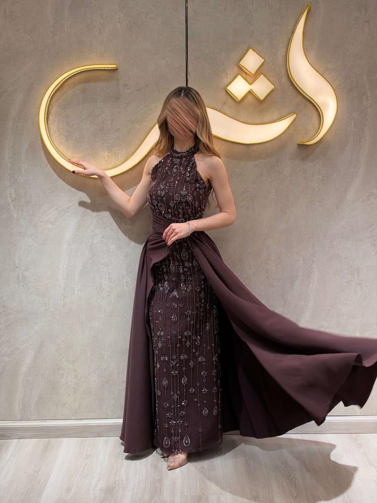 فستان نيفا / يلتقي بريق الكريستال والخرز مع نعومة التول، ويمنح ذيل الباربي التصميم حضورًا أنيقا