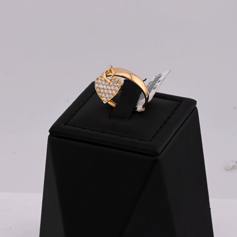 خاتم ذهب عيار 18 بتصميم قلب مرصع بفصوص زركون