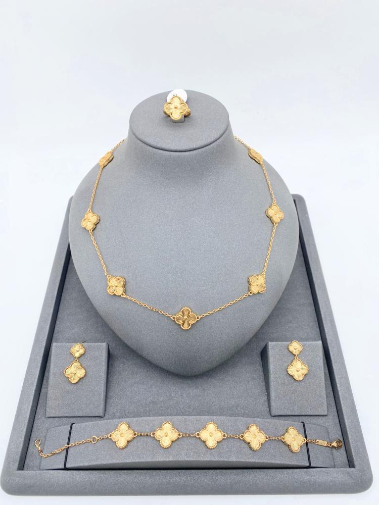 Van Cleef set with 7 roses
