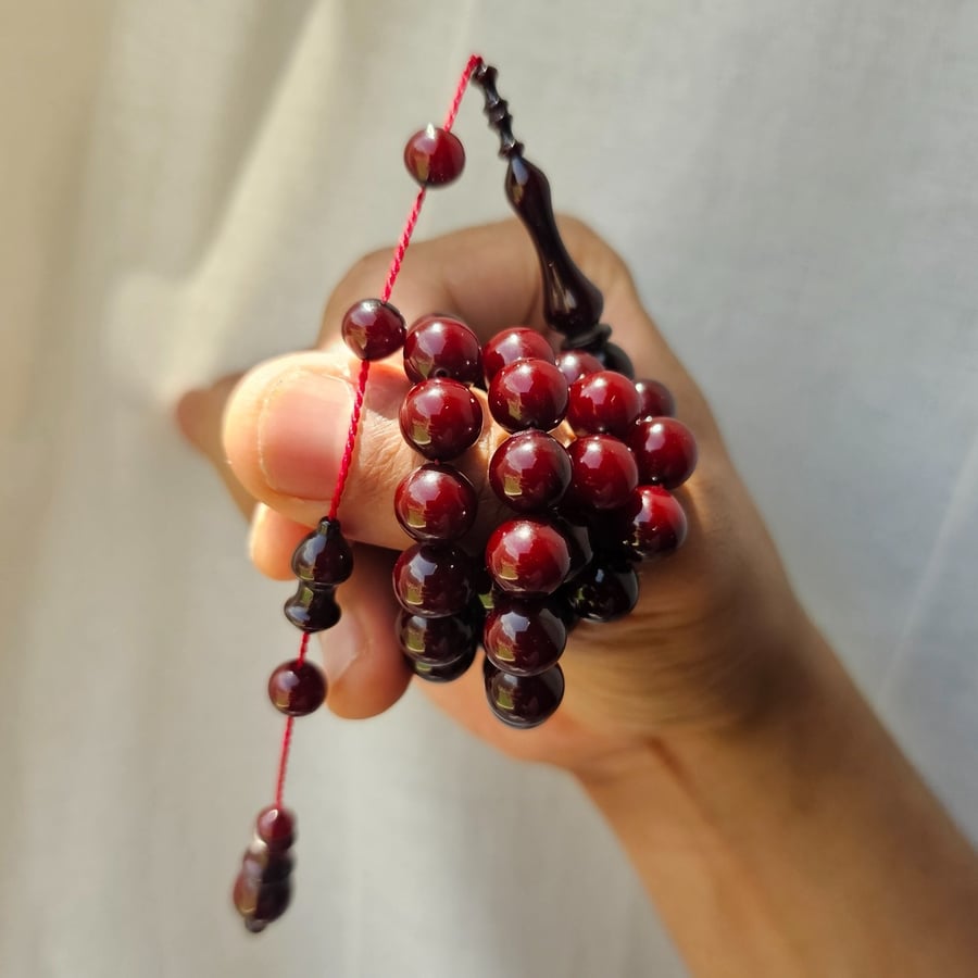سبحة فاتوران خراطة لبابيدي لونها بني يتغير مع الاضائة يميل للون الأحمر الكرزي الغامق