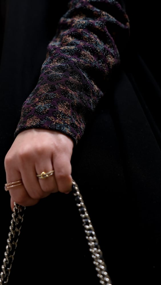 Black crepe abaya with an elegant touch of mauve.