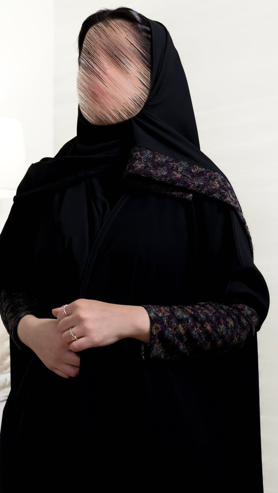 Black crepe abaya with an elegant touch of mauve.