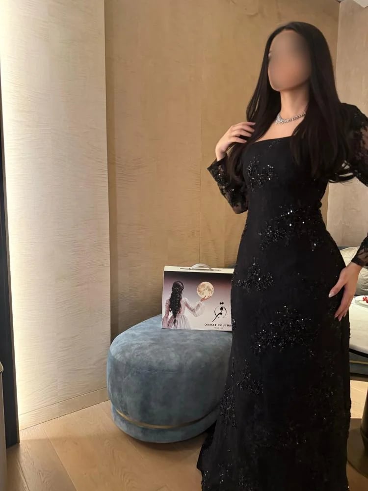 فستان سهرة أسود طويل من الدانتيل المموج المطرز بأكمام شفافة