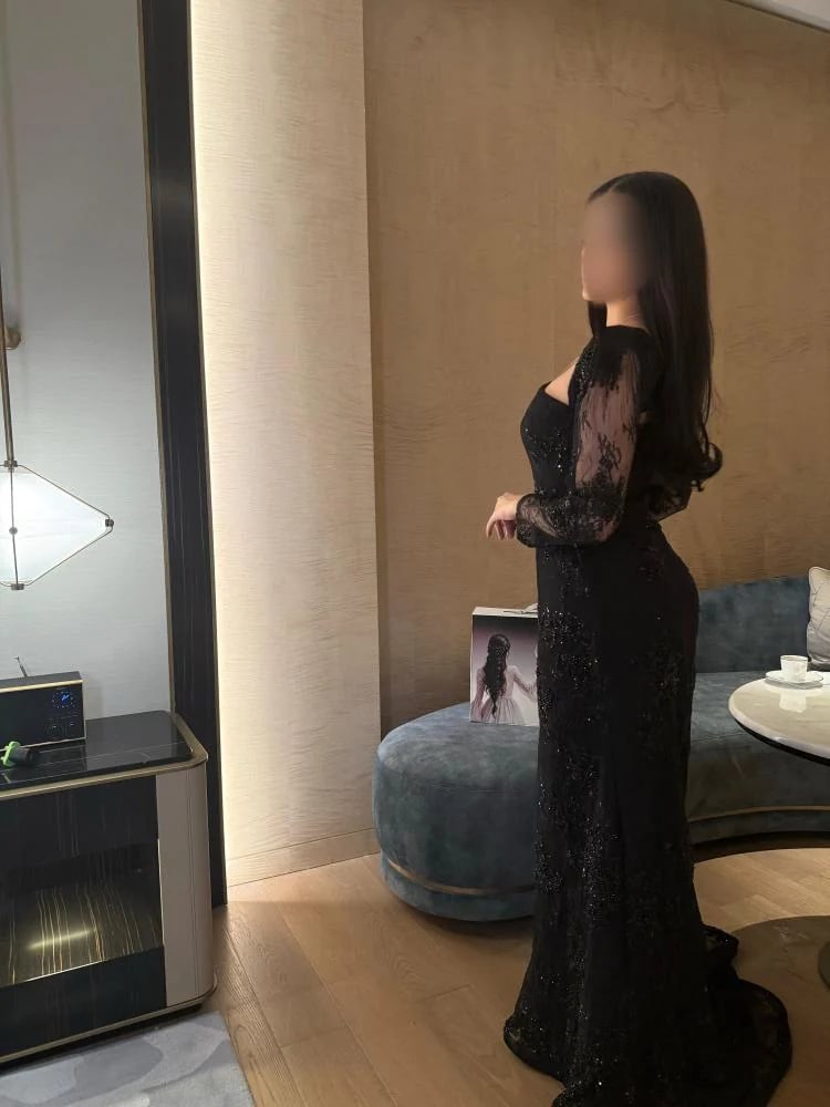 فستان سهرة أسود طويل من الدانتيل المموج المطرز بأكمام شفافة