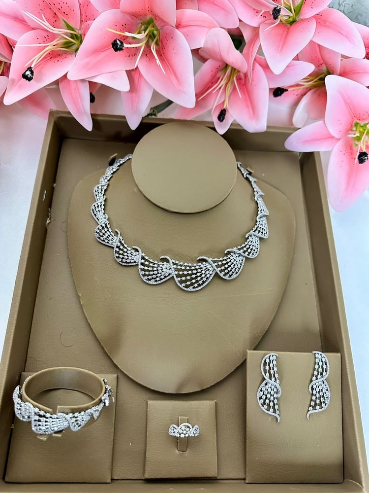 Angham set (Zircon set with diamond design)