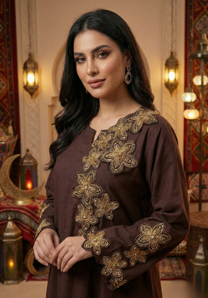 جلابية بتطريز زهري أنيق من ريڤــان