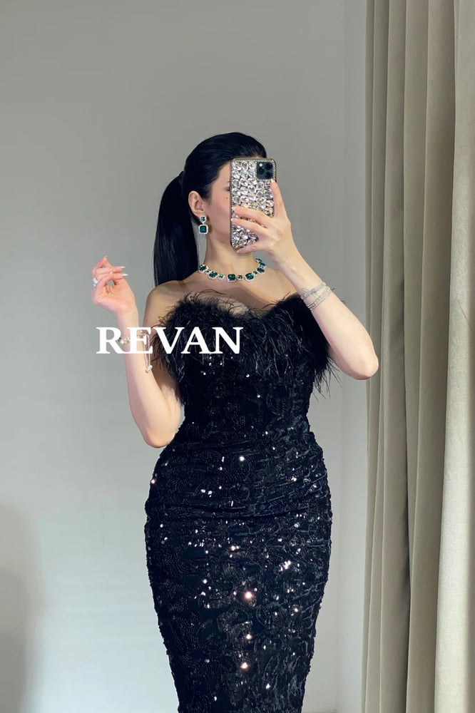 فستان أسود ترتر فاخر ولمسة ريش