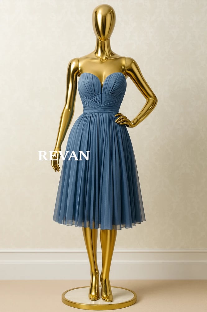 فستان ميدي سماوي فاخر مطوي من ريڤــان بتصميم أنثوي عصري