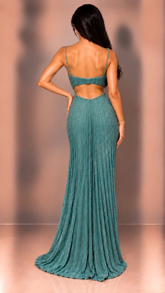 A luxurious evening dress from Rivan with a regal touch.